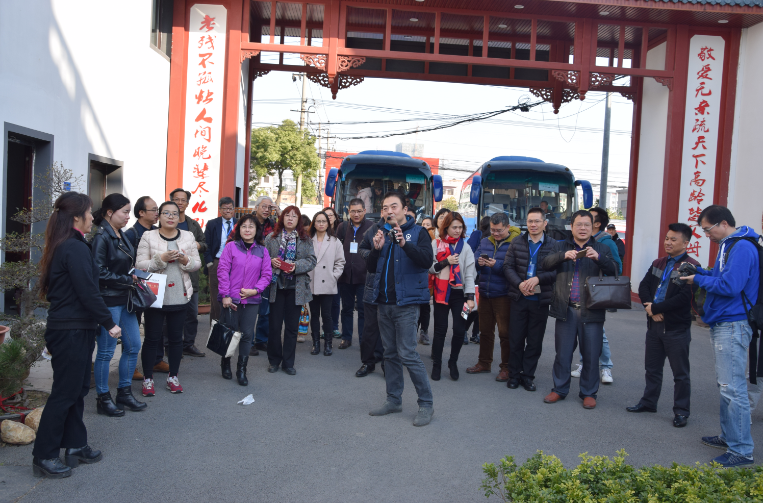 工作专业研讨会"与会代表在江西财经大学人文学院院长尹忠海的带领下